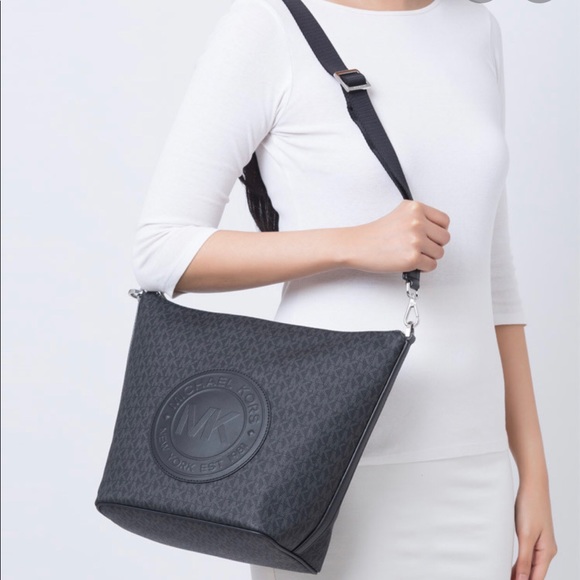 NEW MICHAEL KORS BLACK BUCKET MESSENGER FULTON - Picture 2 of 8